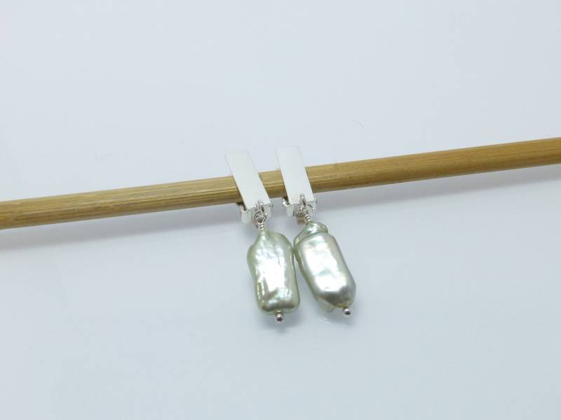 Lange Ohrclips Silber 925 Biwa-Perle Rechteck Hellgrün, Statement-Ohrringe von NettesSchmuckwerk