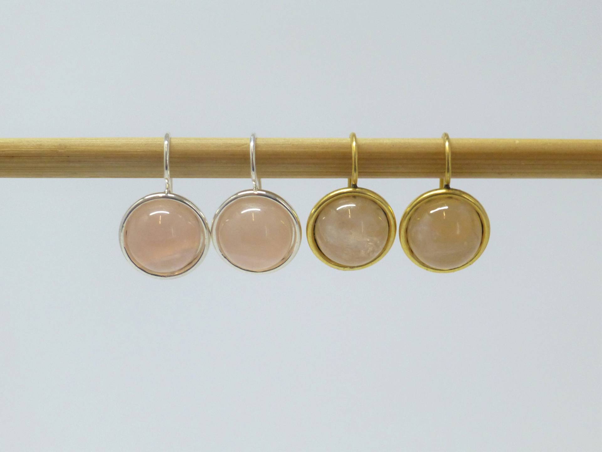 Ohrhänger Rosenquarz Cabochon 11mm Gold Silber von NettesSchmuckwerk