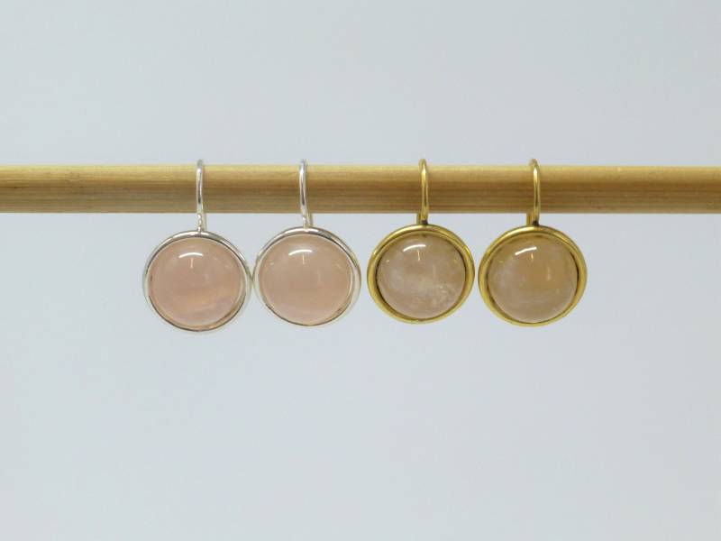 Ohrhänger Rosenquarz Cabochon 11mm Gold Silber von NettesSchmuckwerk