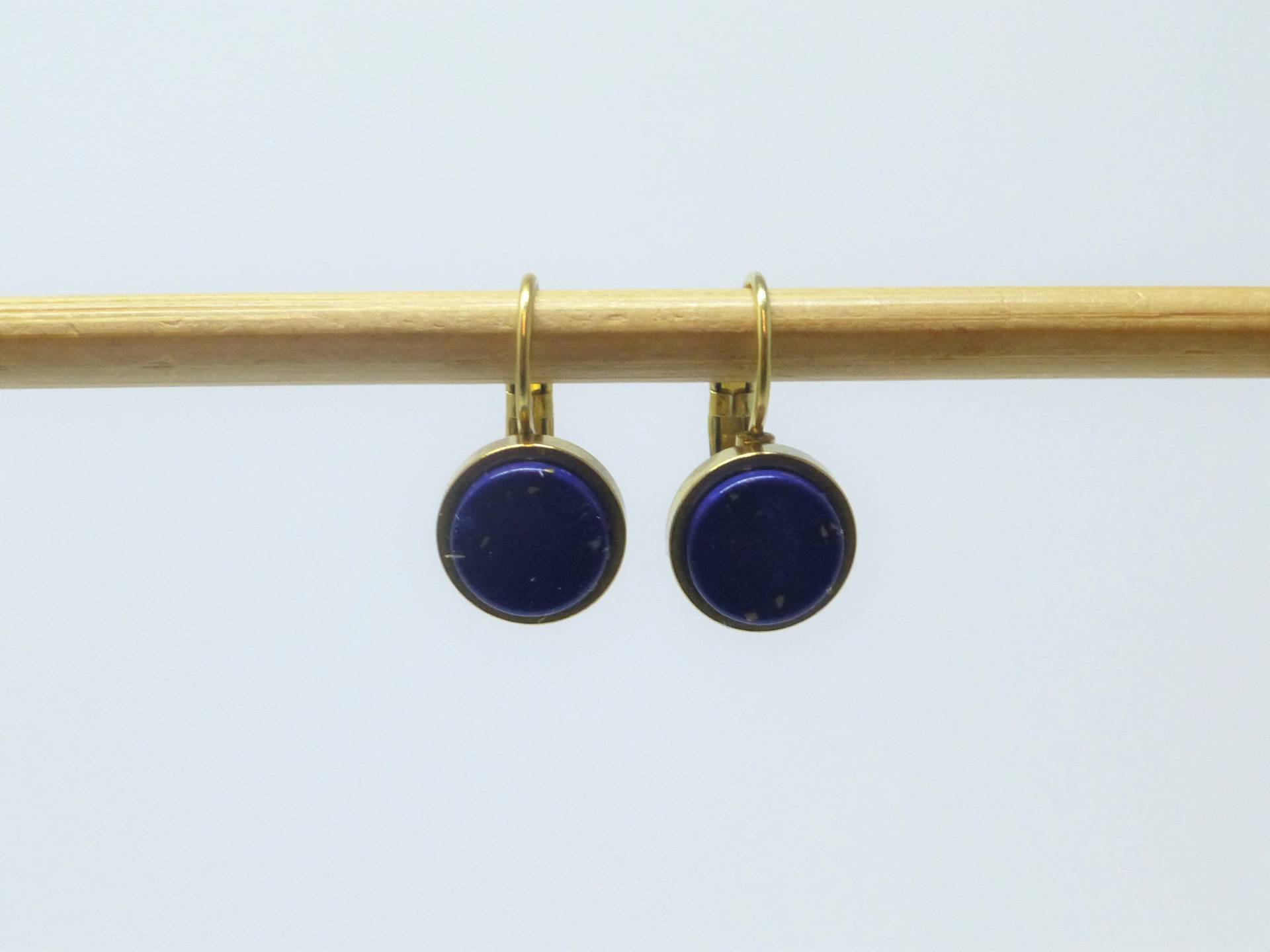 Ohrringe Edelstahl Gold Lapislazuli Imitat Ringstein Flach 8mm von NettesSchmuckwerk