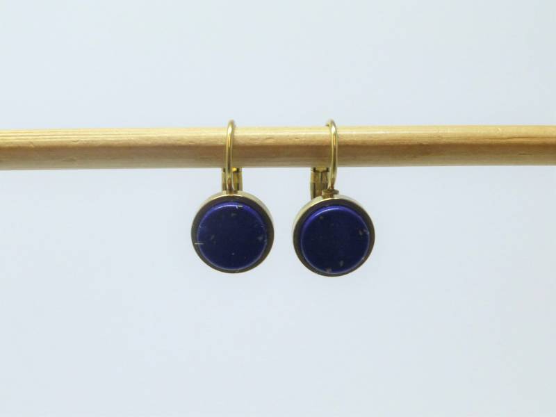 Ohrringe Edelstahl Gold Lapislazuli Imitat Ringstein Flach 8mm von NettesSchmuckwerk