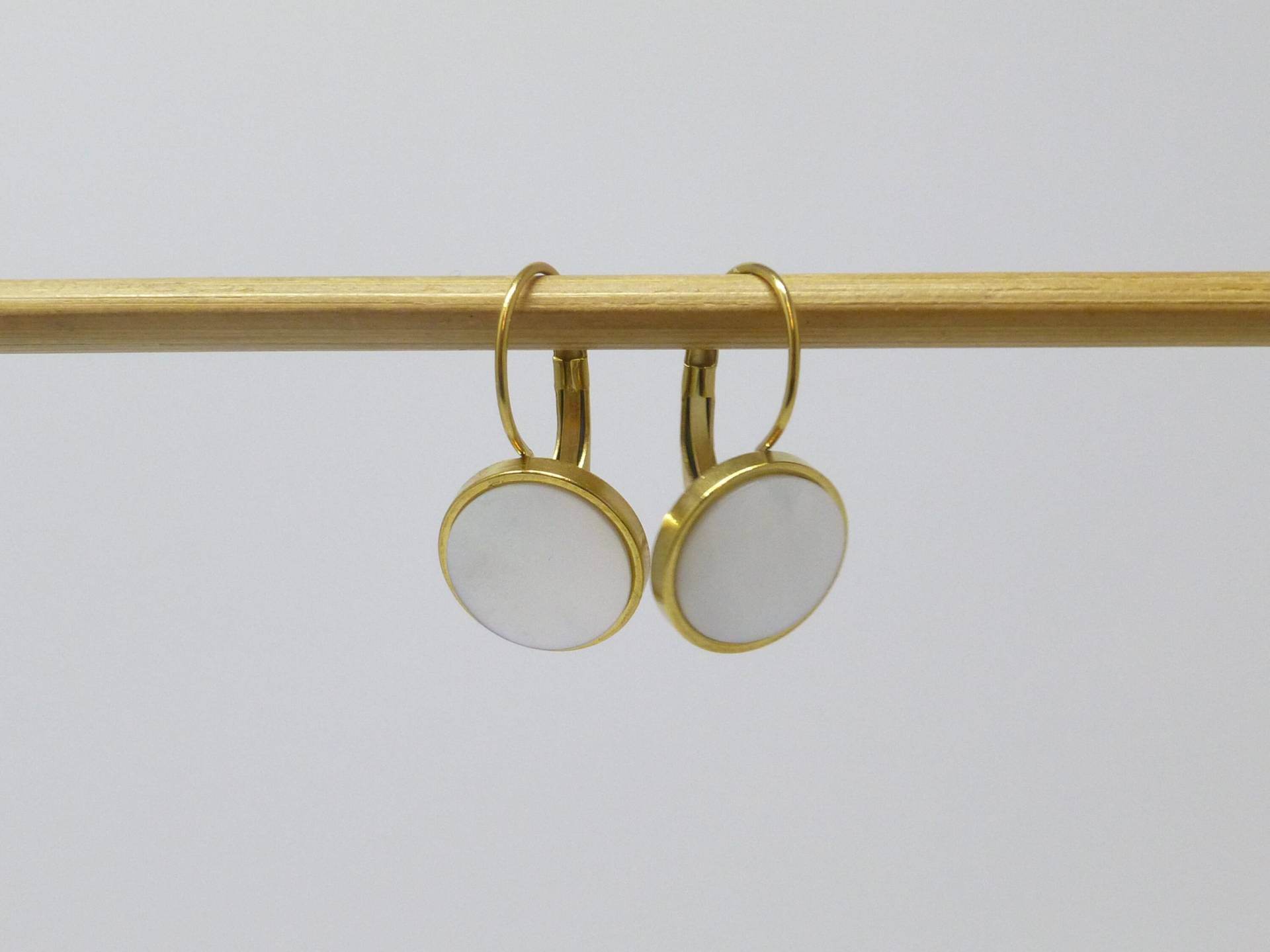 Ohrringe Edelstahl Gold Perlmutt Weiß Ringstein Flach von NettesSchmuckwerk