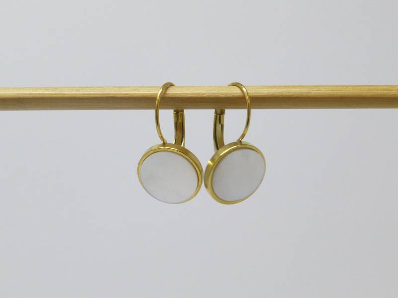 Ohrringe Edelstahl Gold Perlmutt Weiß Ringstein Flach von NettesSchmuckwerk