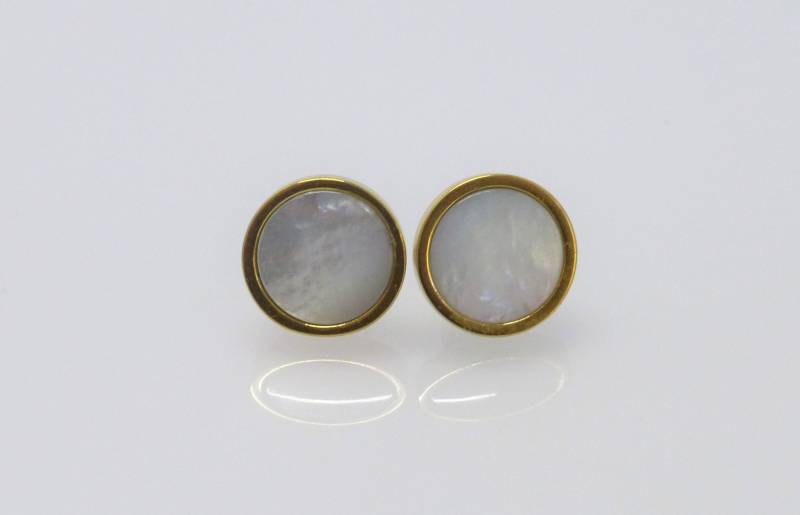 Ohrstecker Edelstahl Gold Perlmutt Weiß Cabochon Flach von NettesSchmuckwerk
