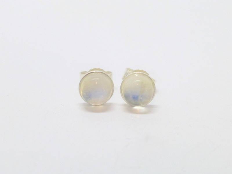 Ohrstecker Regenbogen-Mondstein Cabochon Silber 925, Weißer Labradorit von NettesSchmuckwerk