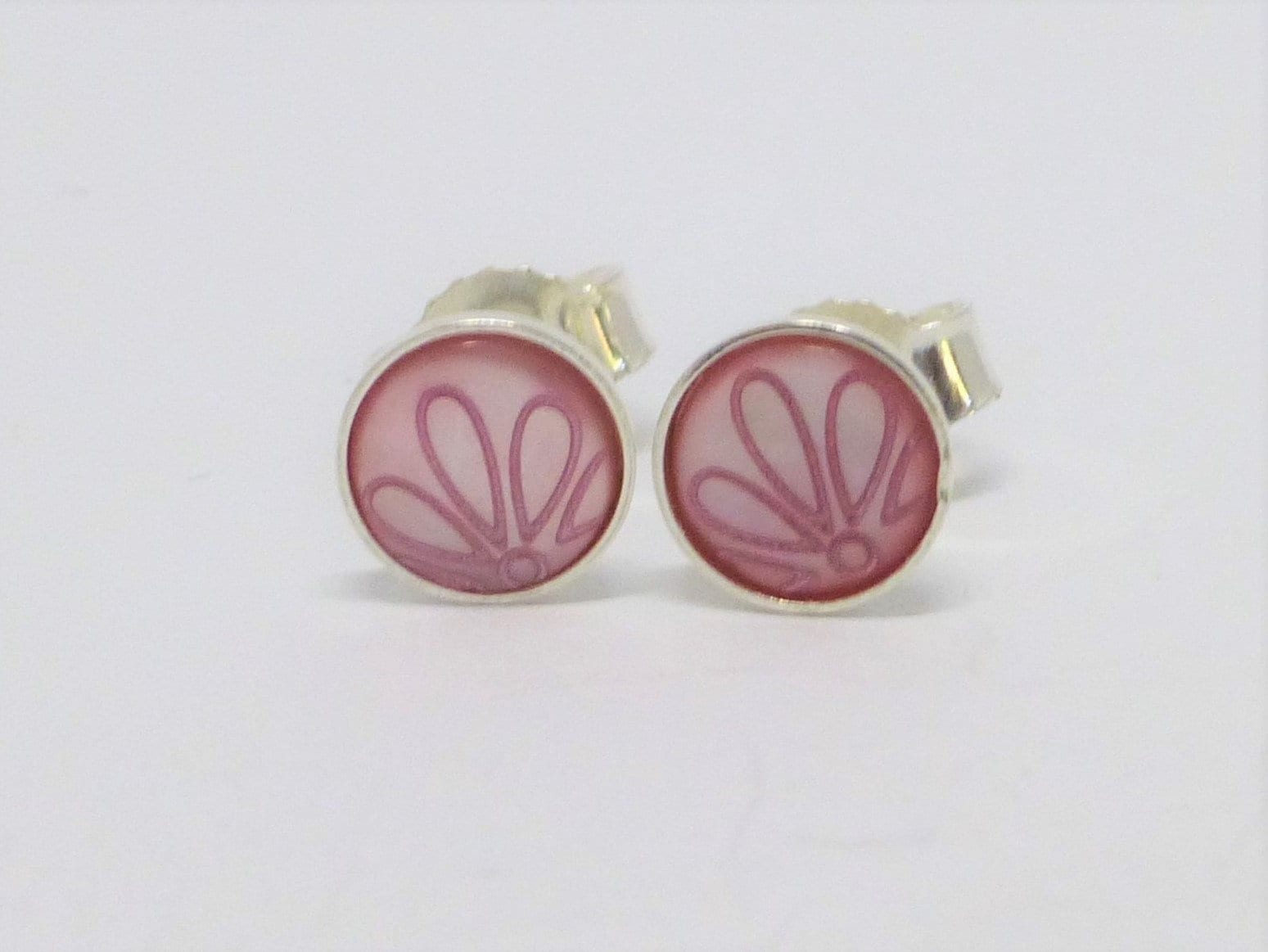 Ohrstecker Silber 925 Perlmutt Flach Cabochons Graviert Rosa 6mm von NettesSchmuckwerk
