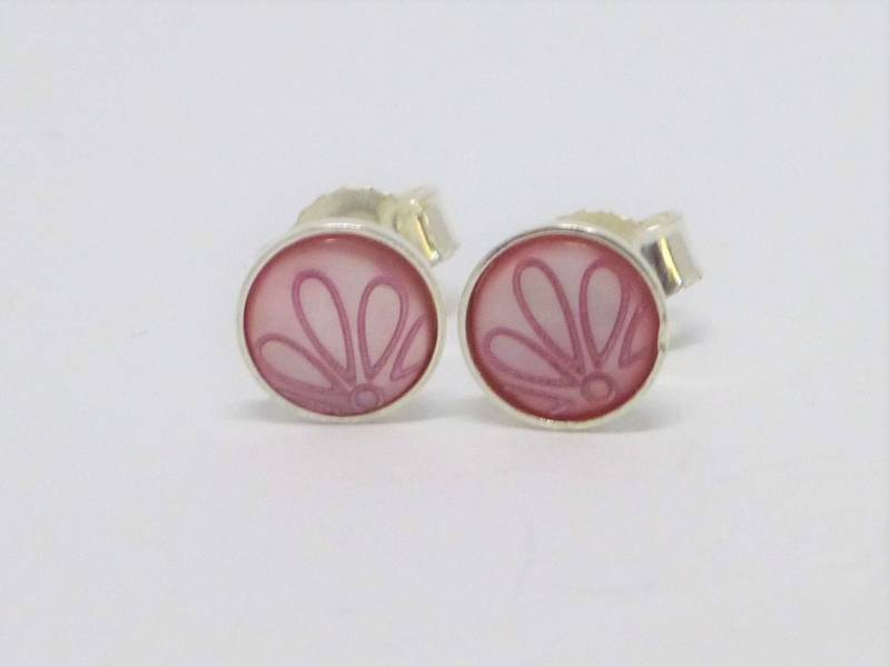 Ohrstecker Silber 925 Perlmutt Flach Cabochons Graviert Rosa 6mm Ohrstecker Silber 925 Perlmutt Flach Cabochons Graviert Rosa 6mm von NettesSchmuckwerk