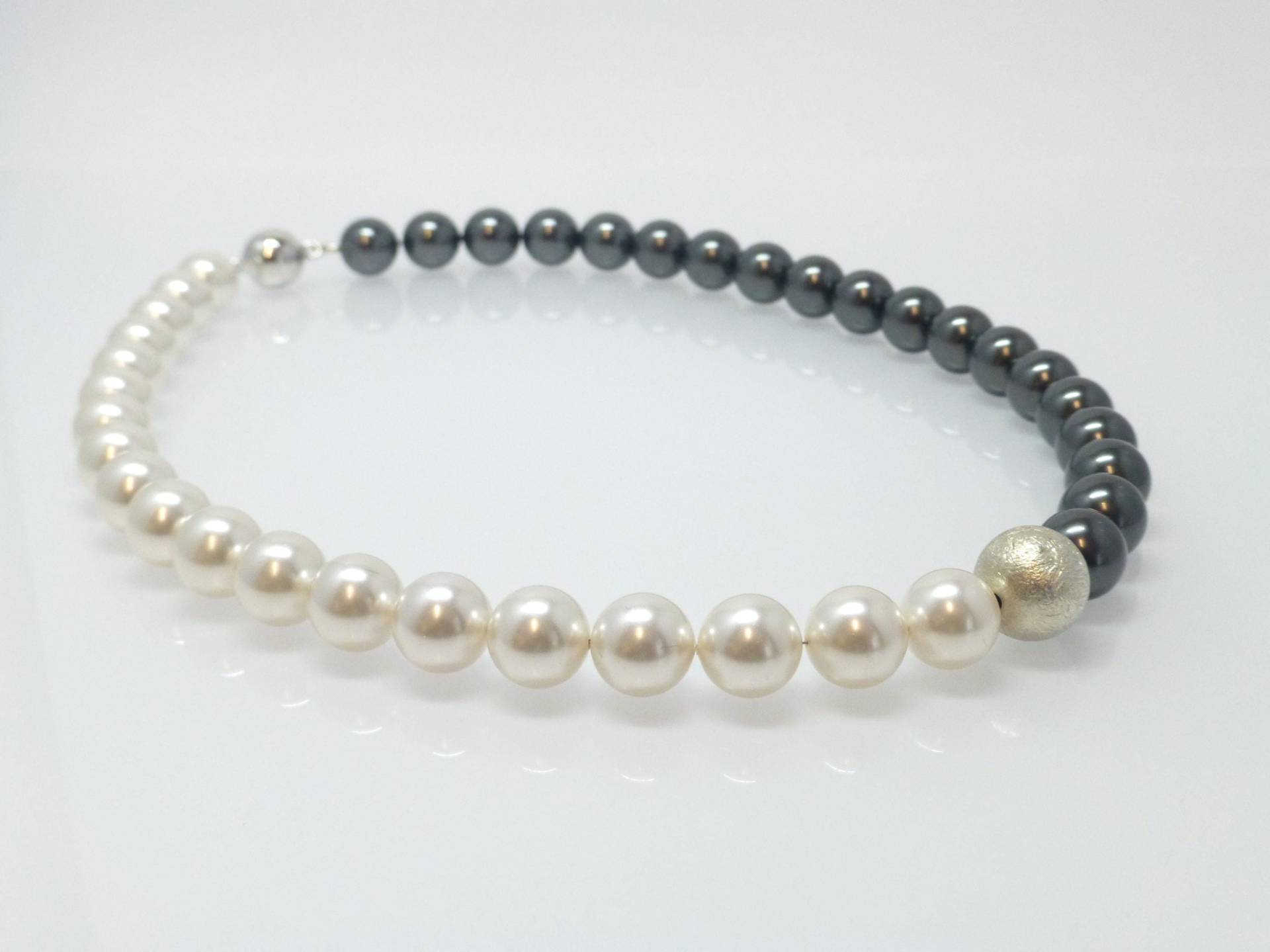 Perlenkette 12mm Black & White Mit Silberkugel von NettesSchmuckwerk