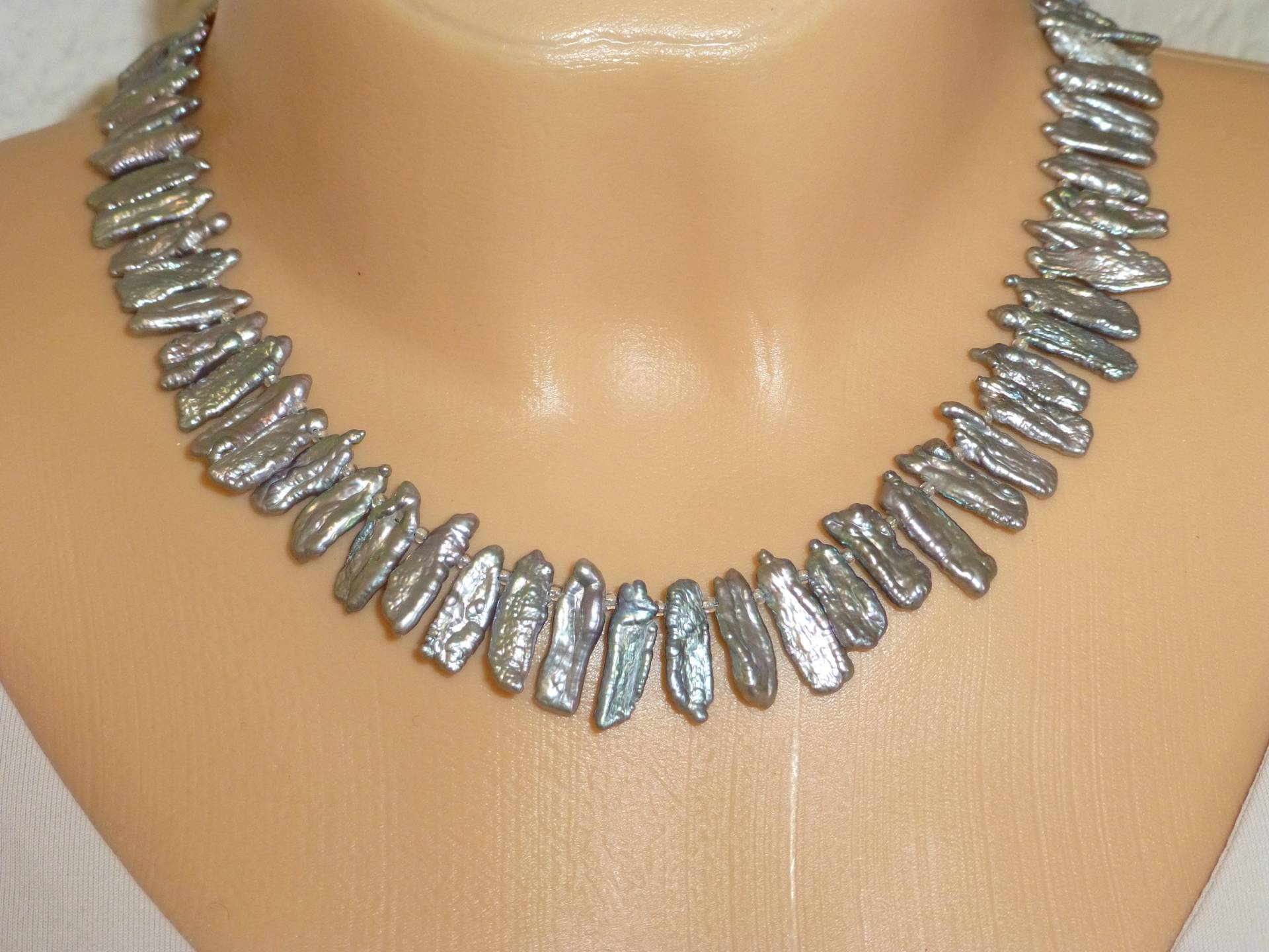 Perlenkette Biwa-Zuchtperlen Stäbchen Silbergrau von NettesSchmuckwerk