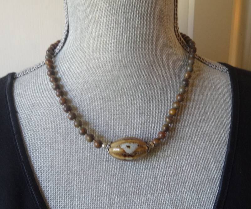 054 ~ Halskette - Kurz Bei 54 cm Lang. Runde Chrysantheme-steine, Mit Einem Mittelstück Aus Keramik. Mokka, Hellbraune Farben von NettleCreekShop