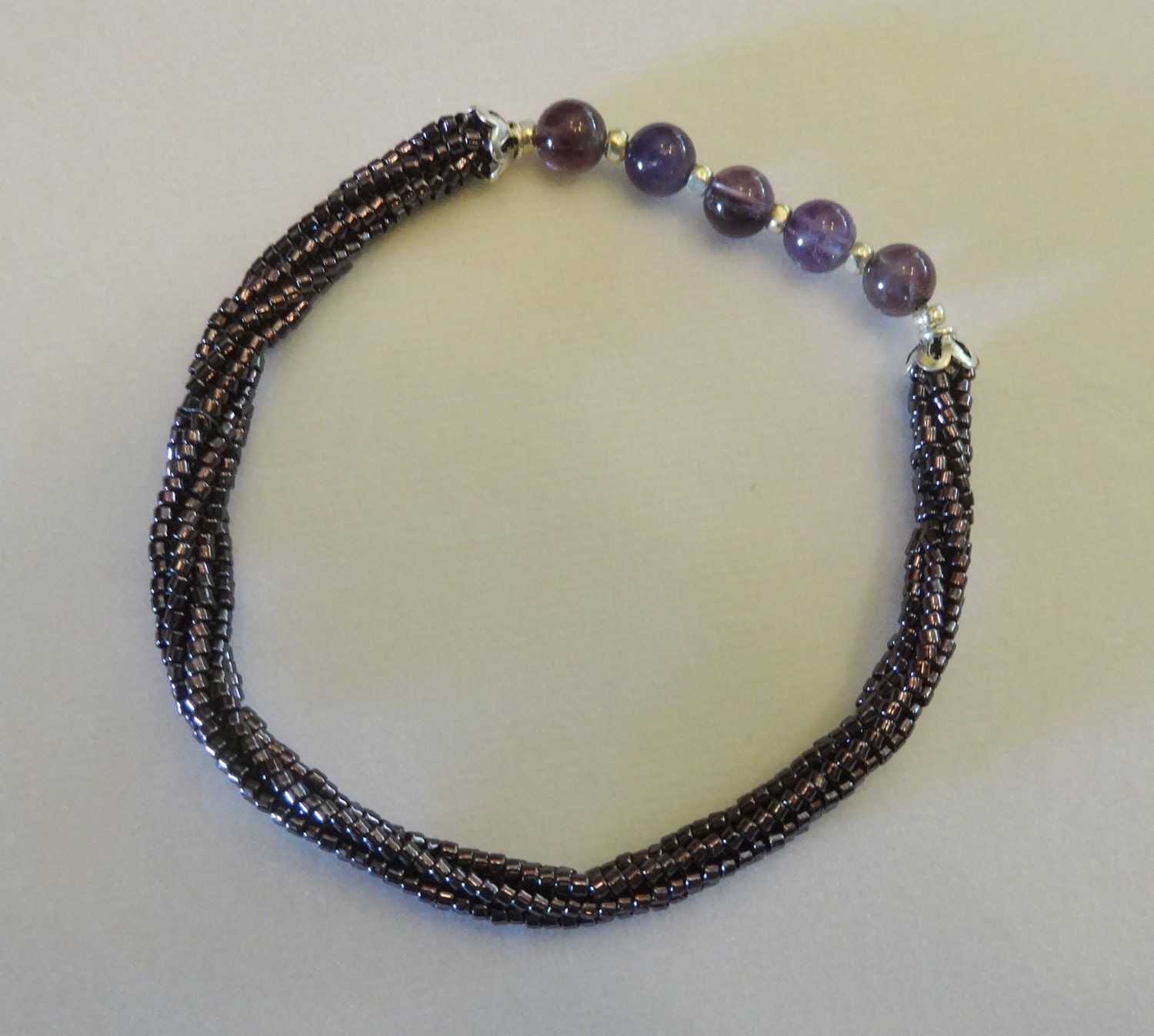 065 ~ Armreif Armband Aus Amethyst-Rocailles, Mit 5 Runden Amethyst-Perlen. Akzentuiert 2 Sterling Kappen von NettleCreekShop
