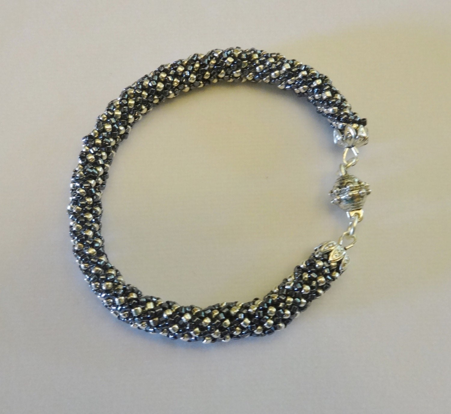 066 ~ Armband Aus Hämatit Schwarz Mit Silbernen Rocailles. Elegantes Seil Design. Hat Einen Schimmer. Kontrastiert W Silber. Magnetverschluss von NettleCreekShop