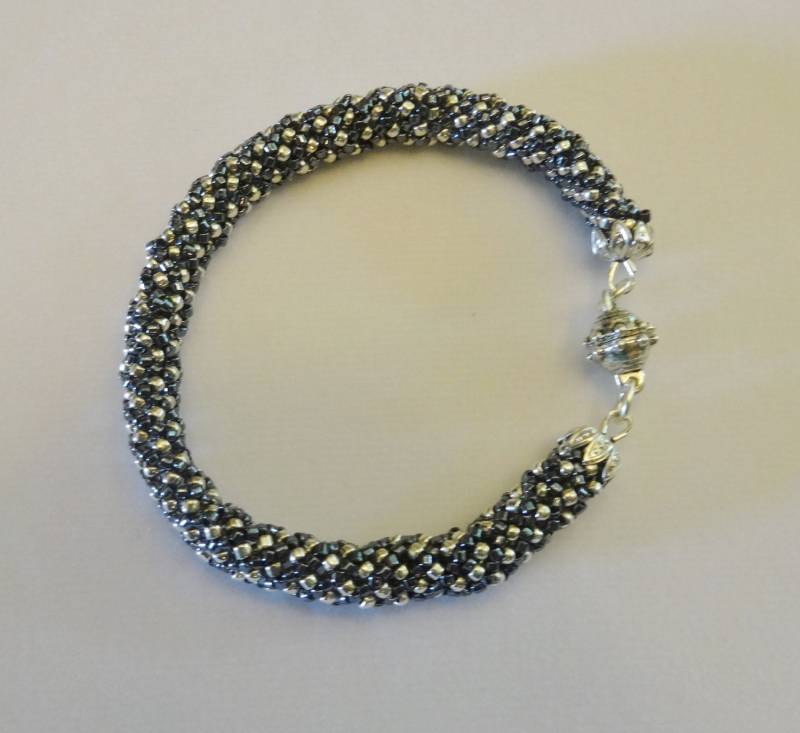 066 ~ Armband Aus Hämatit Schwarz Mit Silbernen Rocailles. Elegantes Seil Design. Hat Einen Schimmer. Kontrastiert W Silber. Magnetverschluss von NettleCreekShop