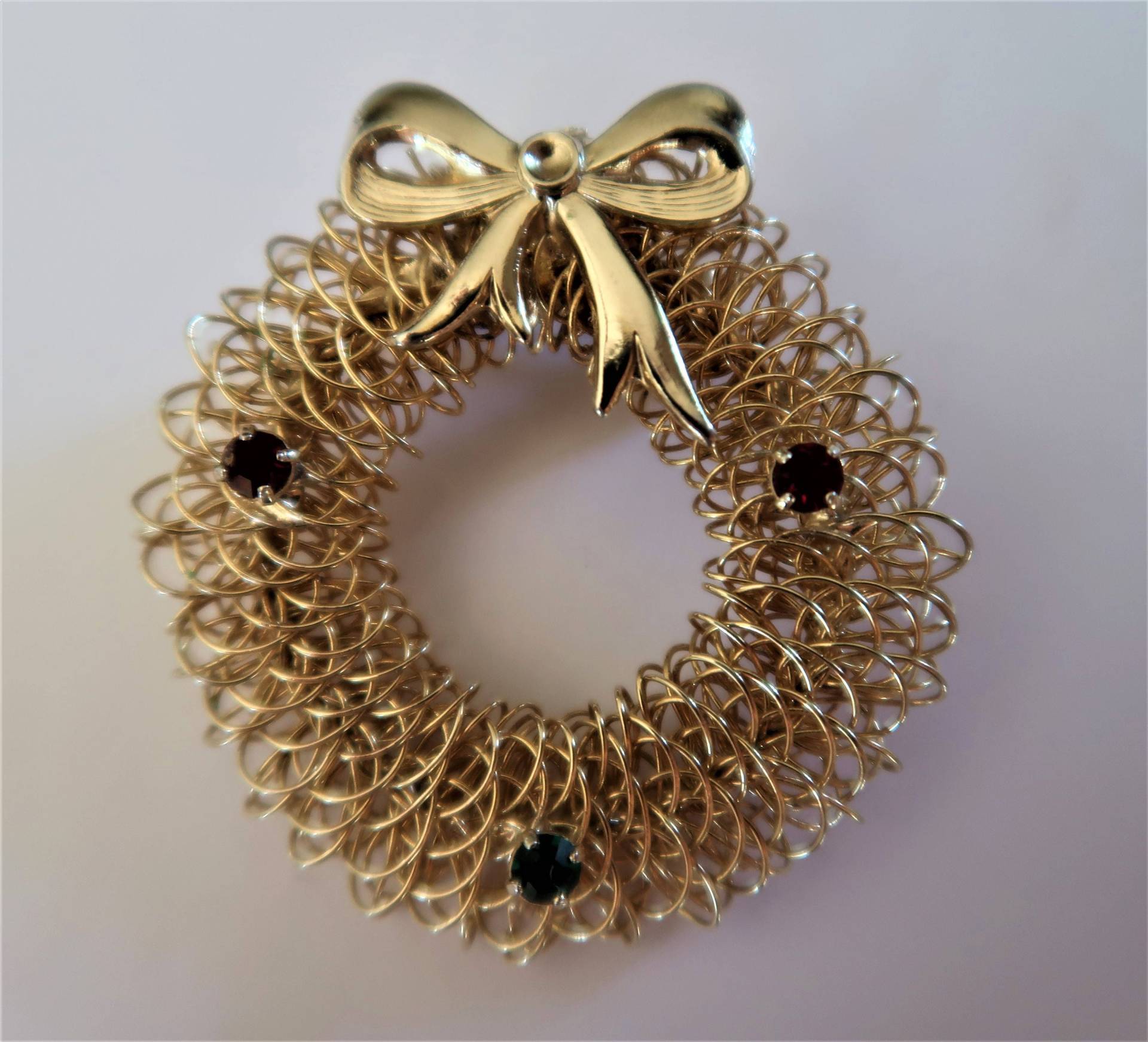 Vintage 1960 Gold Ton Draht Kranz Brosche Mit Roten Und Grünen Strass Einem Goldenen Schleife Beendet Vintage 1960 Gold Ton Draht Kranz Brosche Mit Roten Und Grünen Strass Einem Goldenen Schleife Beendet von Netty805