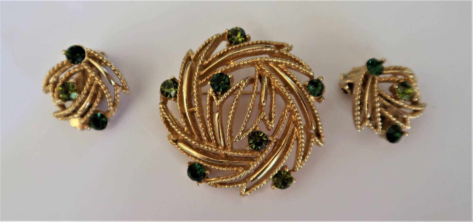 Vintage 1960 Gold-Ton Mit Smaragd Und Blass Grün Strass Brosche Passende Ohrringe Vintage 1960 Gold-Ton Mit Smaragd Und Blass Grün Strass Brosche Passende Ohrringe von Netty805