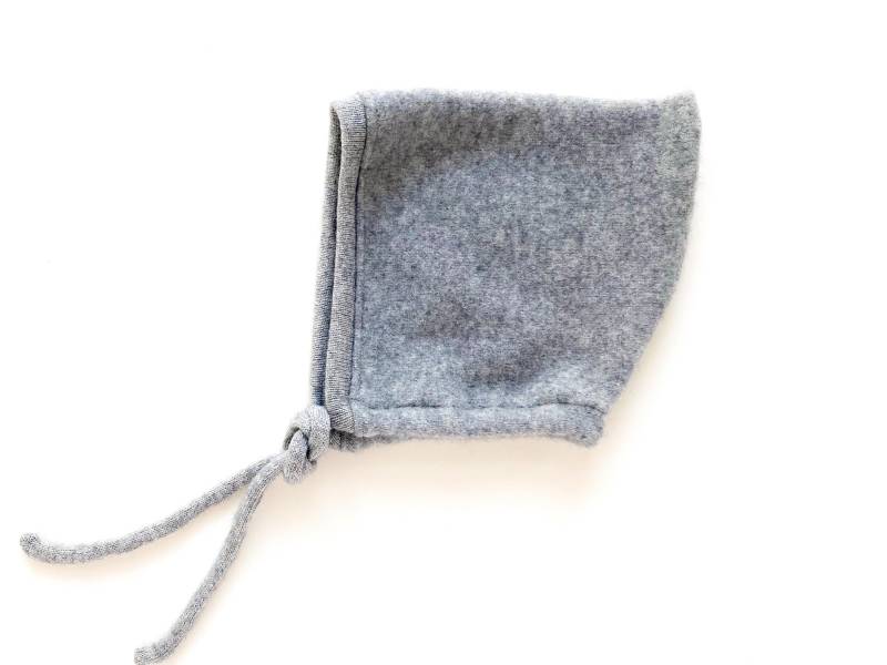 Babymütze Mit Band 100% Kaschmir Ku 42-47/Graue Upcycling Mütze Für Babys 5-12 Monate Kaschmirmütze Zum Binden Extra Warme Bindemütze von NeuesAusAltemGewand