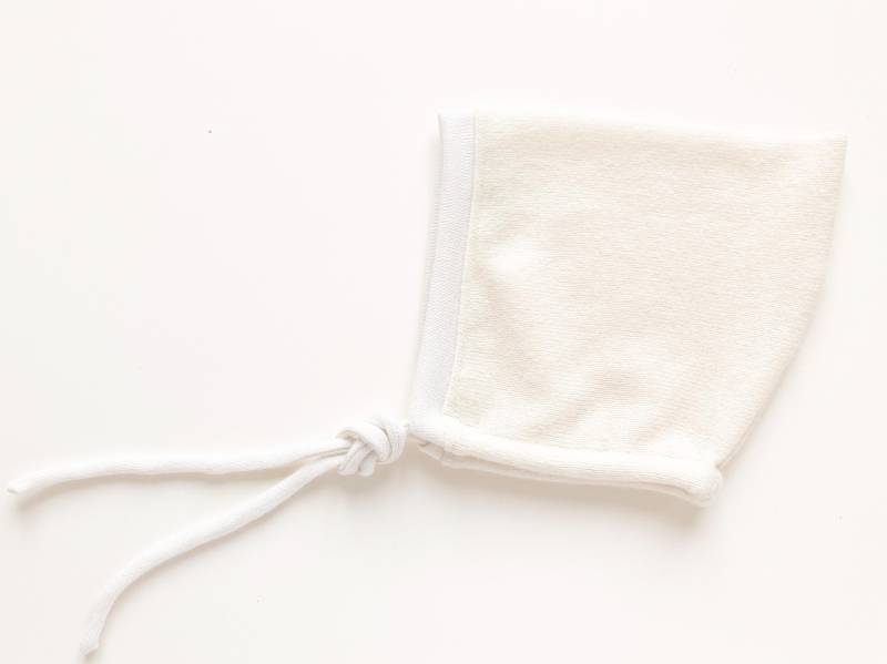 Babymütze Weiß 0-12 Monate Kaschmir Merinowolle - Upcycling Bindemütze Kaschmirmütze Für Babys Geschenk Zur Geburt Mütze Mit Bändern von NeuesAusAltemGewand