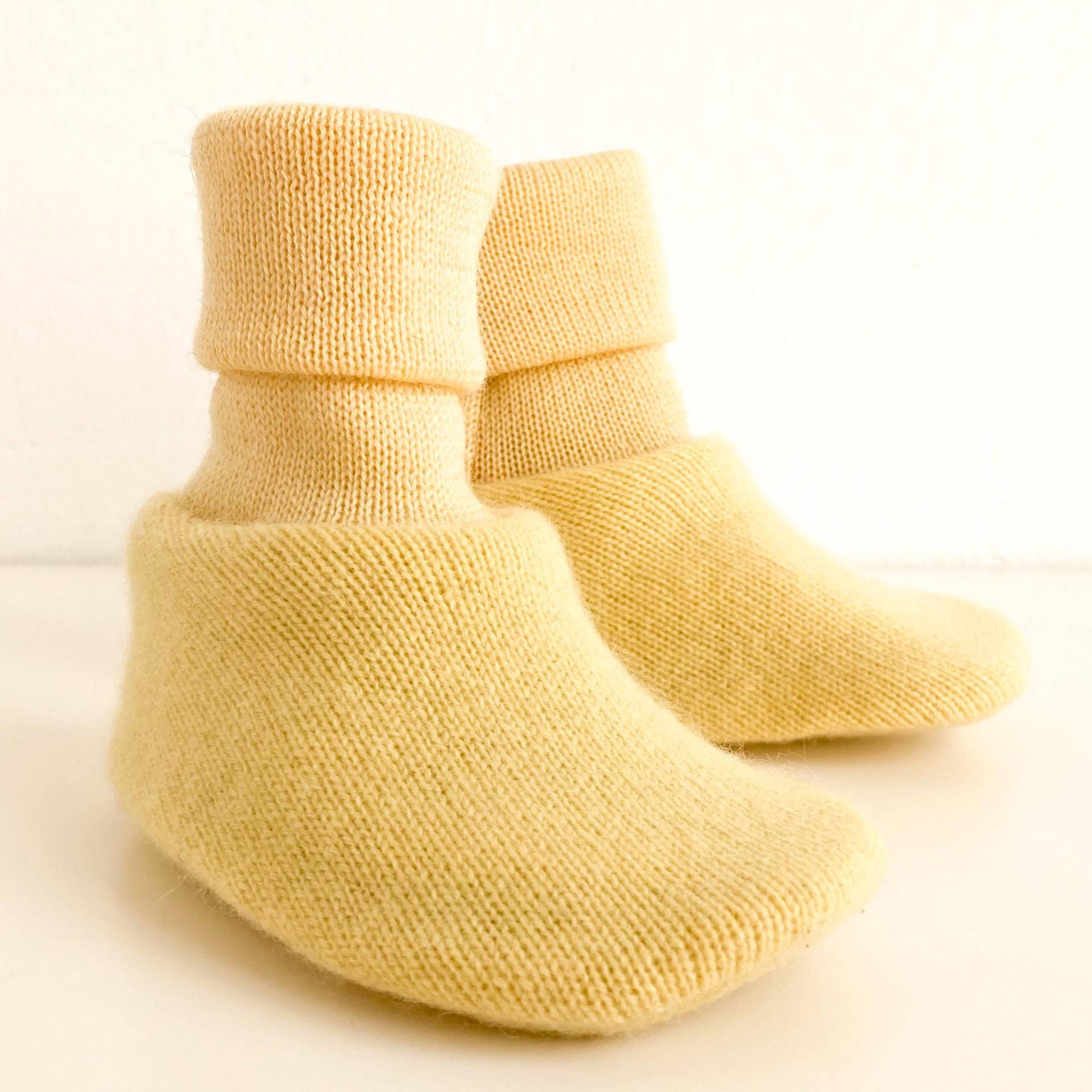 Babyschuhe 0-3 Monate Kaschmir Merinowolle Hellblau Gelb Grau Weiß - Upcycling Wollschuhe Für Babys Erstlingsschuhe Neugeborenenschuhe Babyschuhe 0-3 Monate Kaschmir Merinowolle Hellblau Gelb Grau Weiß - Upcycling Wollschuhe Für Babys Erstlingsschuhe Neugeborenenschuhe von NeuesAusAltemGewand