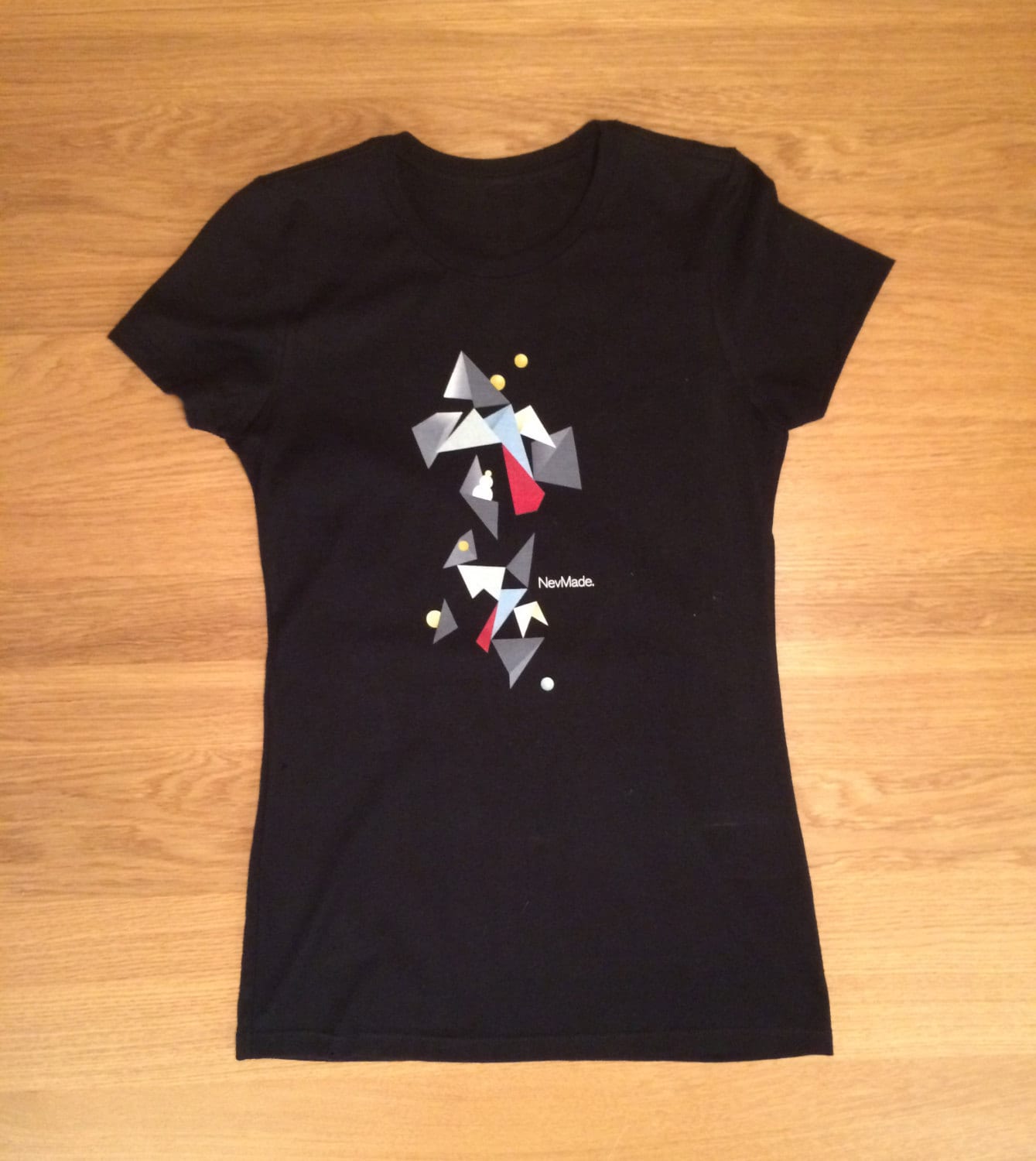 Schwarzes T-Shirt Mit Einem Kollaborativen Custom Modern Geometric Design Von Nevmade Schwarzes T-Shirt Mit Einem Kollaborativen Custom Modern Geometric Design Von Nevmade von NevMade