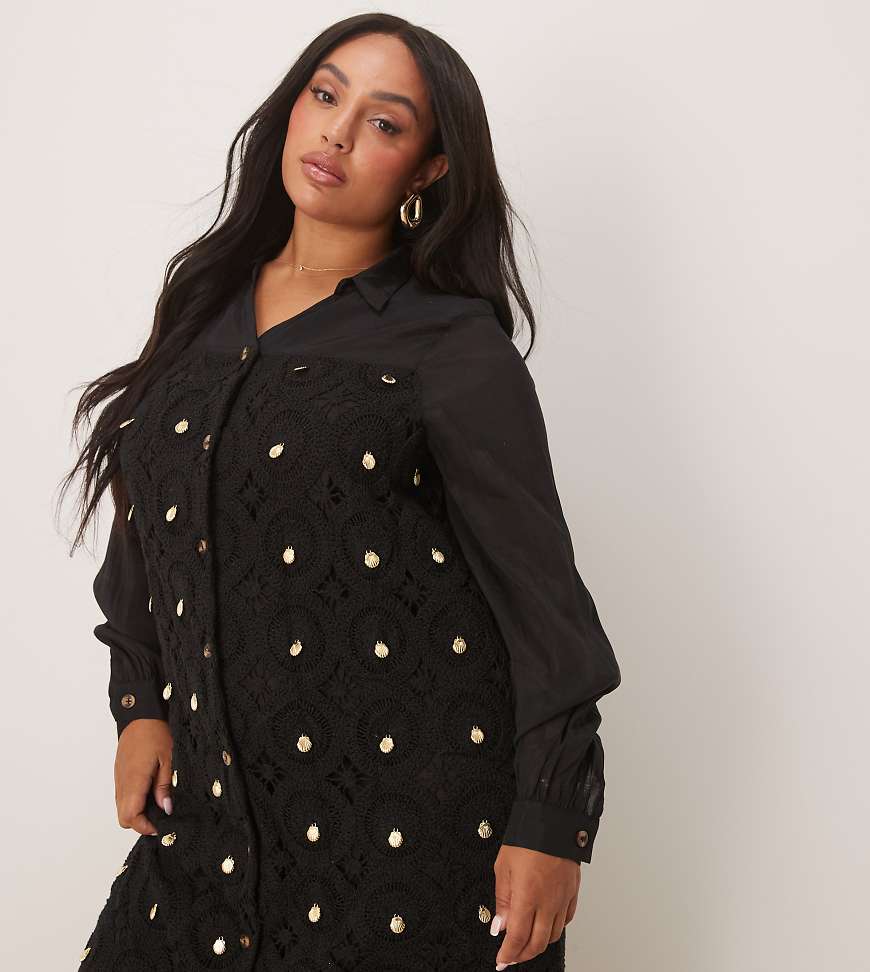 Never Fully Dressed Plus - Gehäkeltes Longline-Hemdblusenkleid in Schwarz Never Fully Dressed Plus - Gehäkeltes Longline-Hemdblusenkleid in Schwarz von Never Fully Dressed Plus