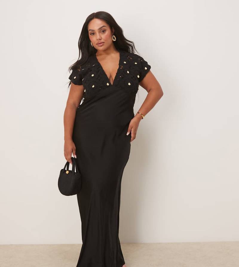 Never Fully Dressed Plus - Gehäkeltes Maxikleid in Schwarz mit Muscheldetails von Never Fully Dressed Plus