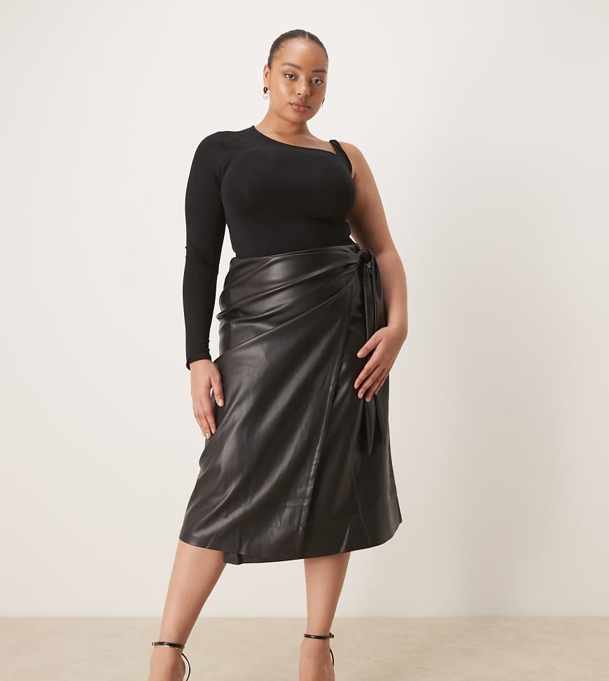 Never Fully Dressed Plus - Jaspre - Midi-Wickelrock aus Kunstleder in Schwarz mit seitlicher Bindung von Never Fully Dressed Plus