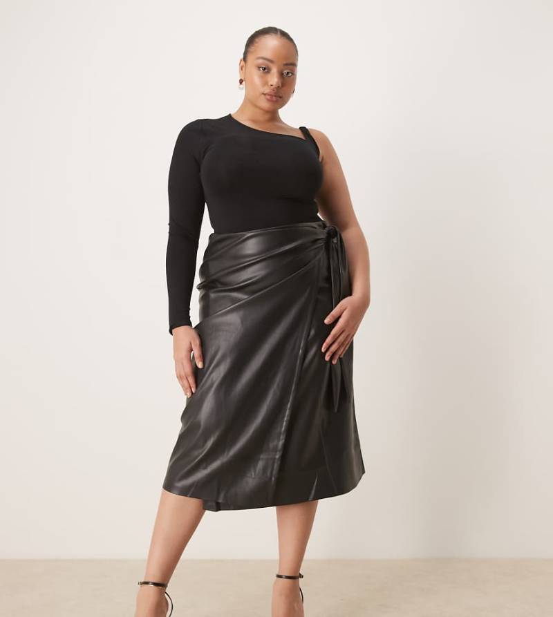 Never Fully Dressed Plus - Jaspre - Midi-Wickelrock aus Kunstleder in Schwarz mit seitlicher Bindung von Never Fully Dressed Plus