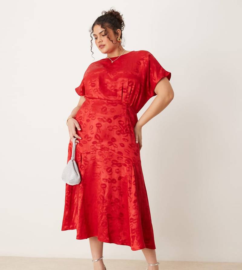 Never Fully Dressed Plus - Midaxi-Kleid aus Satin in Rot mit Prägung von Never Fully Dressed Plus