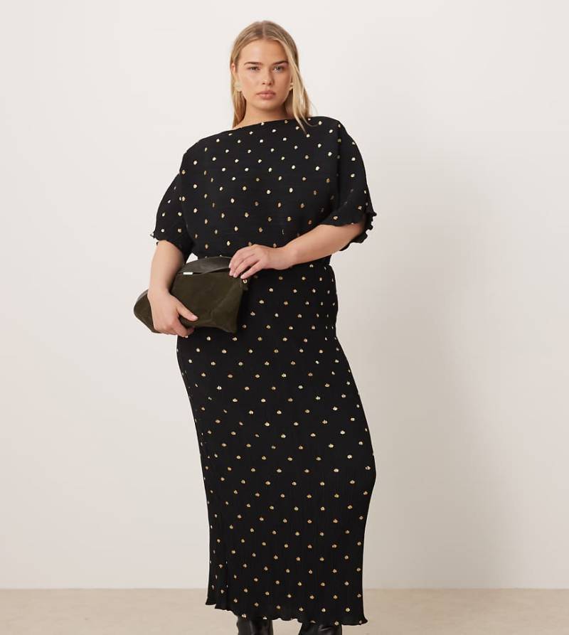 Never Fully Dressed Plus - Tilly - Plissiertes Maxikleid in Schwarz und Gold mit schulterfreiem Design von Never Fully Dressed Plus