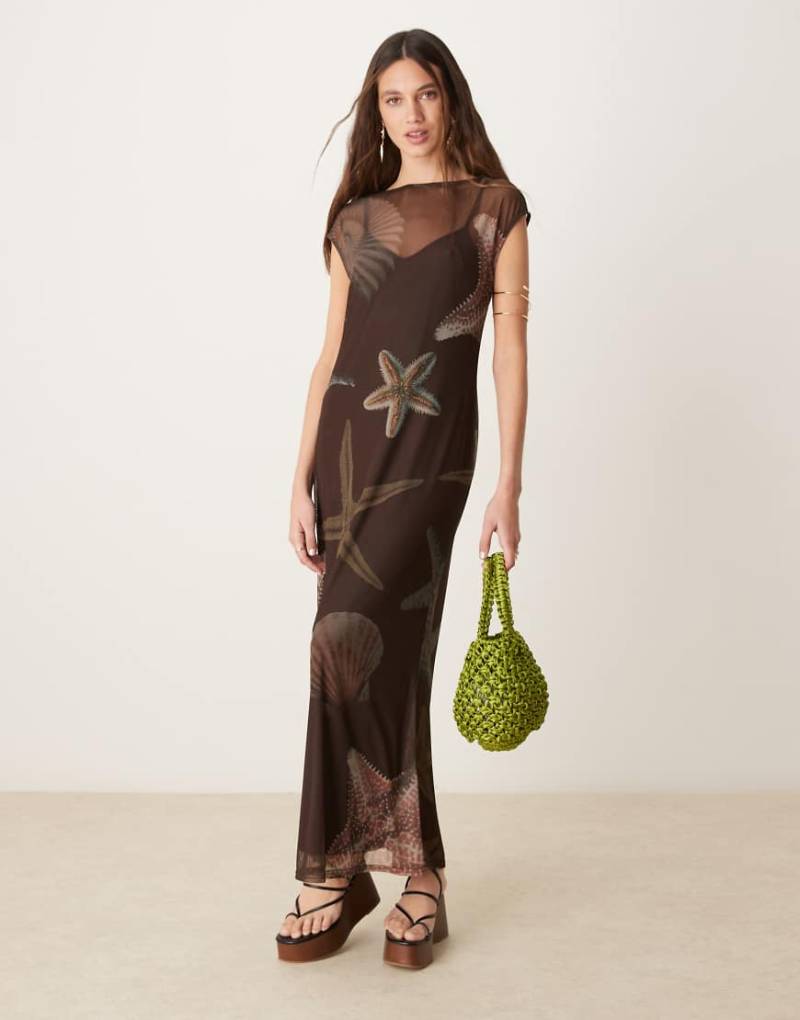 Never Fully Dressed - Ärmelloses Netzstoff-Maxikleid in Schokobraun mit Muschelmuster von Never Fully Dressed