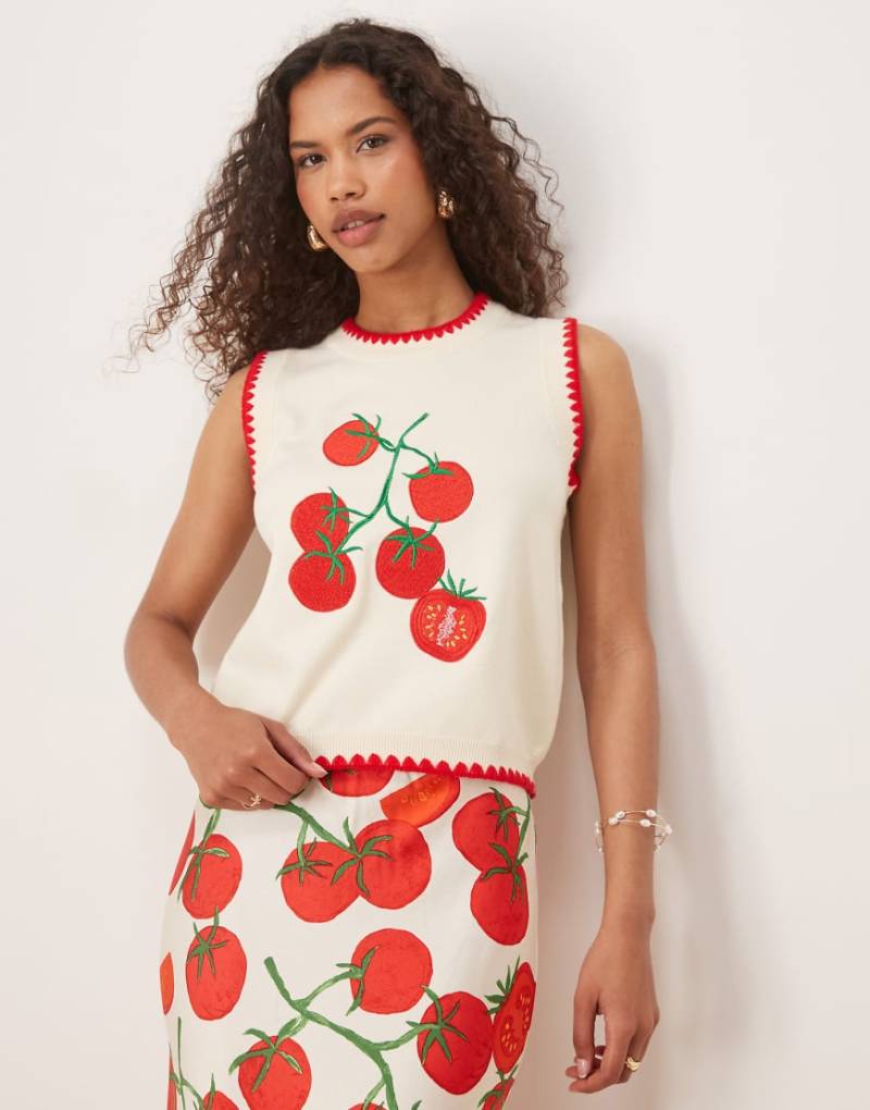 Never Fully Dressed - Ärmelloses Top aus Strickstoff in Weiß mit Tomatenmotiv und farblich abgesetztem Rand von Never Fully Dressed