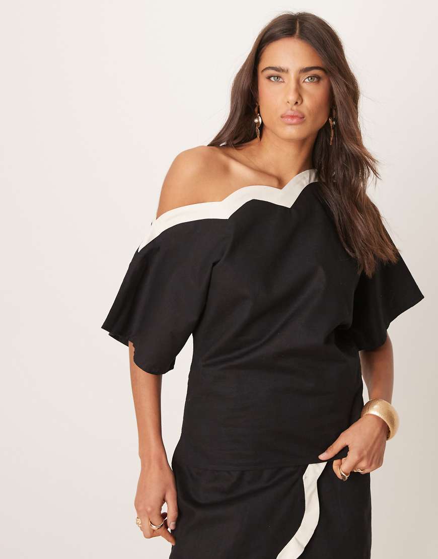 Never Fully Dressed - Asymmetrisches, schulterfreies Oberteil in Schwarz mit Kontrast-Design, Kombiteil von Never Fully Dressed