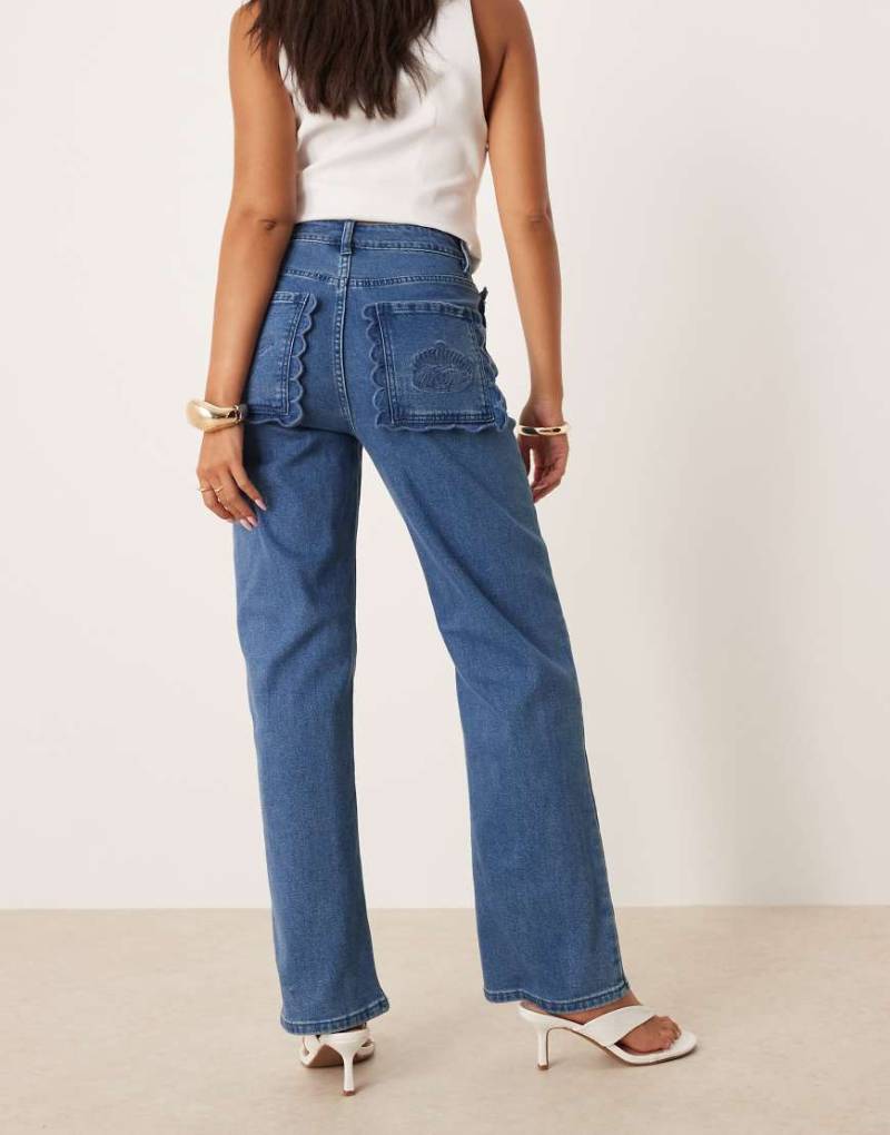 Never Fully Dressed - Bestickte Denim-Jeans in Blau mit hohem Bund von Never Fully Dressed
