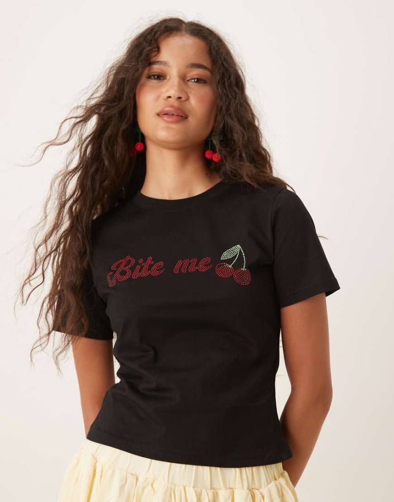 Never Fully Dressed - Bite Me - Knapp geschnittenes T-Shirt in Schwarz mit Kirschenprint und Schriftzug von Never Fully Dressed