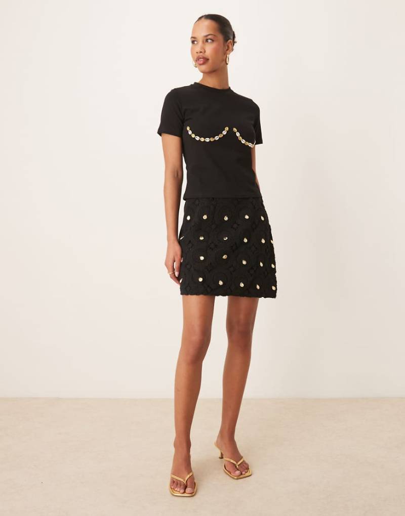 Never Fully Dressed - Gehäkelter Mini-Wickelrock in Schwarz mit Muscheldetails, Kombiteil von Never Fully Dressed