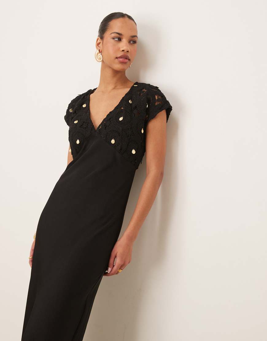 Never Fully Dressed - Gehäkeltes Maxikleid in Schwarz mit Muscheldetails Never Fully Dressed - Gehäkeltes Maxikleid in Schwarz mit Muscheldetails von Never Fully Dressed