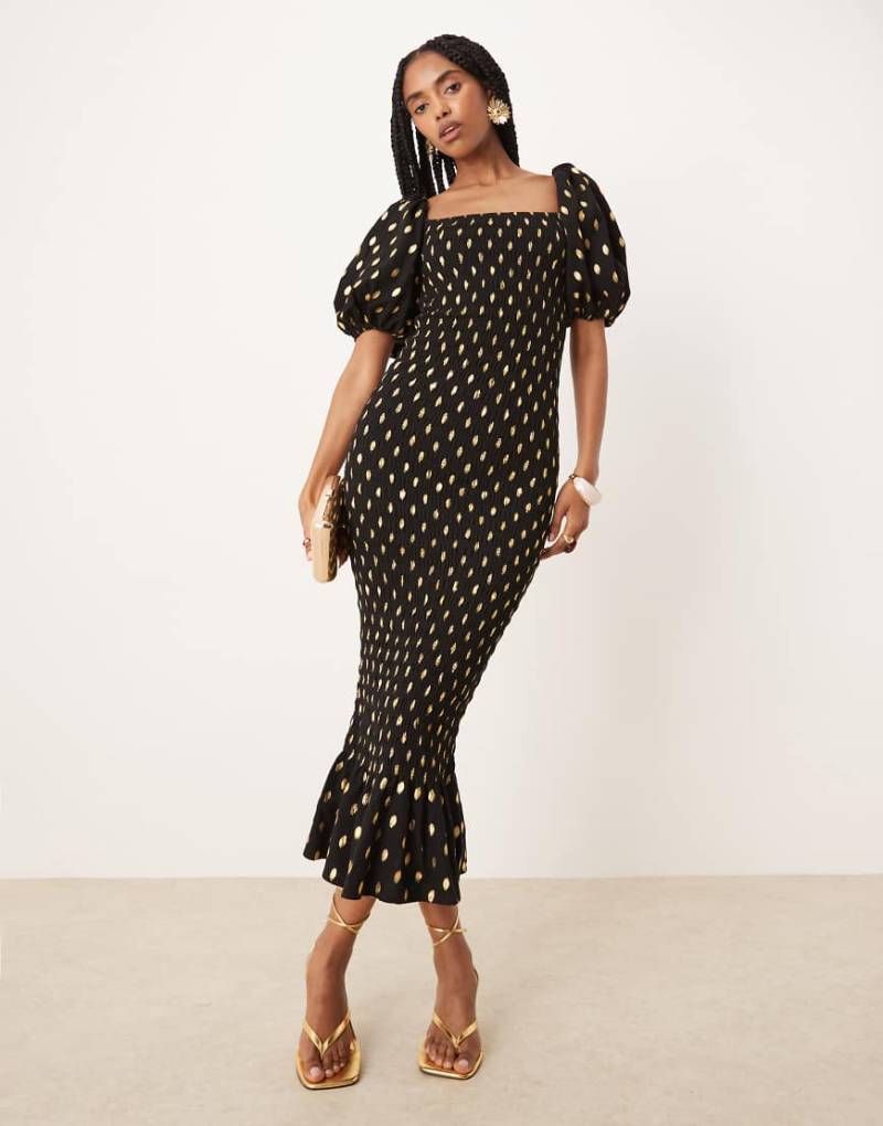 Never Fully Dressed - Gesmoktes Midaxikleid in Schwarz mit Puffärmeln von Never Fully Dressed