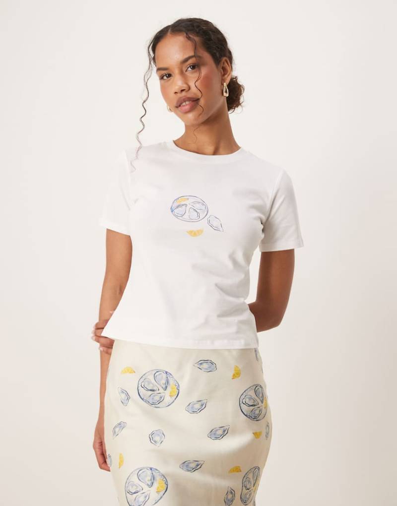 Never Fully Dressed - Knapp geschnittenes T-Shirt in Austerngrau mit Zitronenmuster, Kombiteil-Weiß von Never Fully Dressed