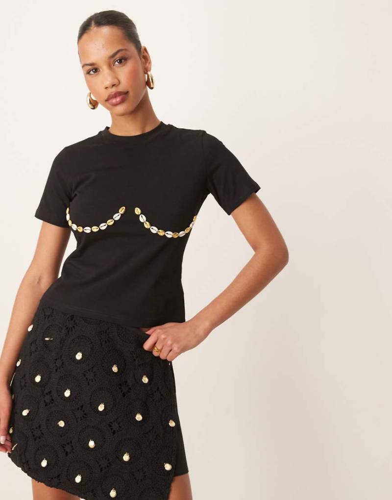 Never Fully Dressed - Knapp geschnittenes T-Shirt in Schwarz mit Muscheldetail unter der Brust, Kombiteil von Never Fully Dressed