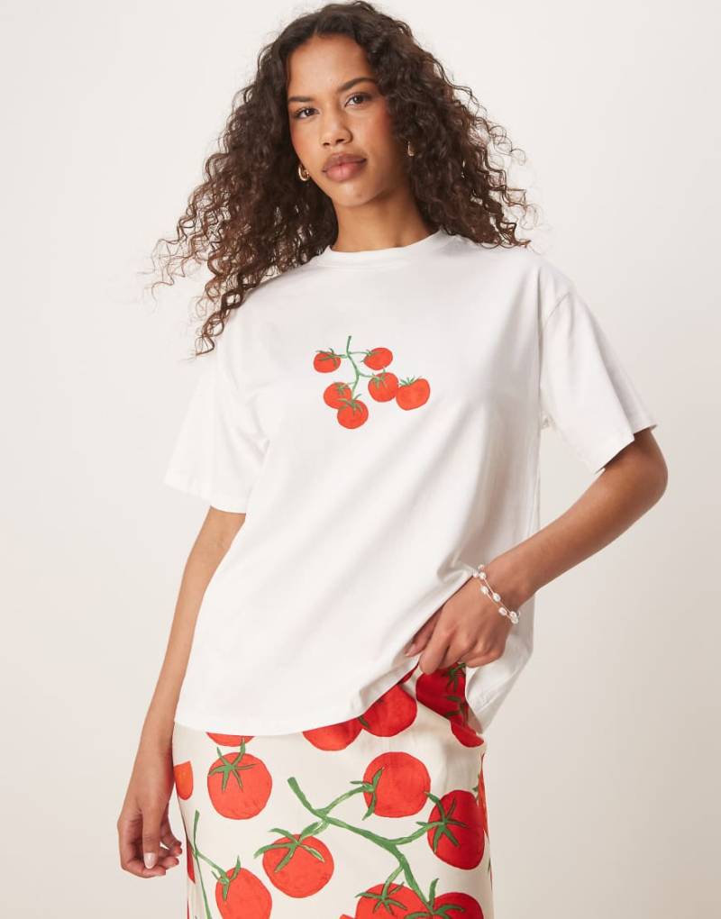 Never Fully Dressed - Knapp geschnittenes T-Shirt in Weiß mit Tomaten-Print, Kombiteil von Never Fully Dressed
