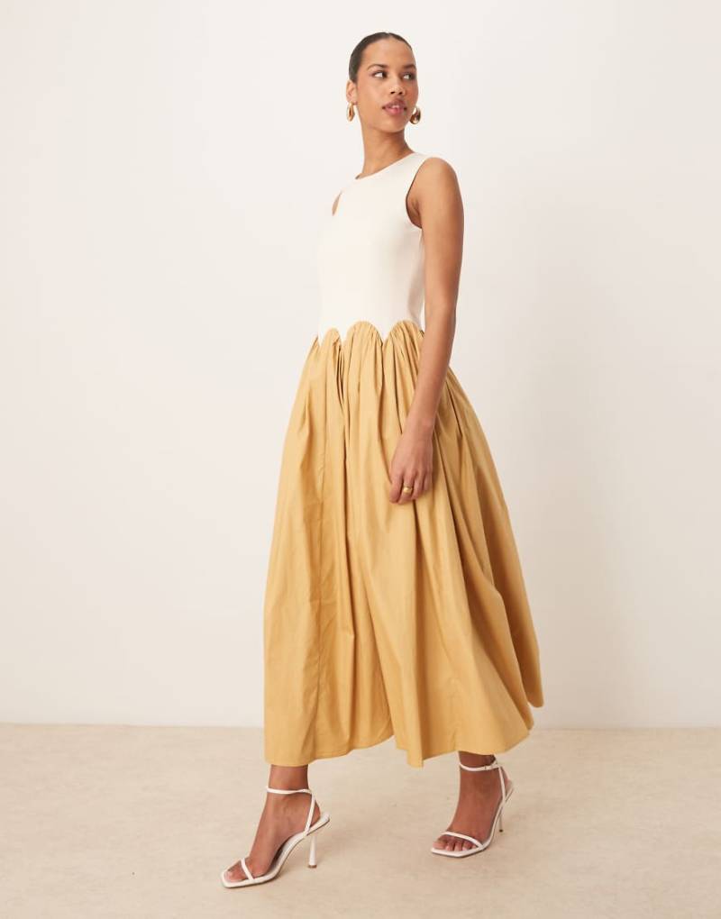 Never Fully Dressed - Kontrastierendes Midaxi-Kleid in Camel mit abfallendem Saum-Neutral von Never Fully Dressed