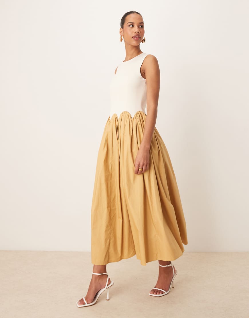 Never Fully Dressed - Kontrastierendes Midaxi-Kleid in Camel mit abfallendem Saum-Neutral von Never Fully Dressed