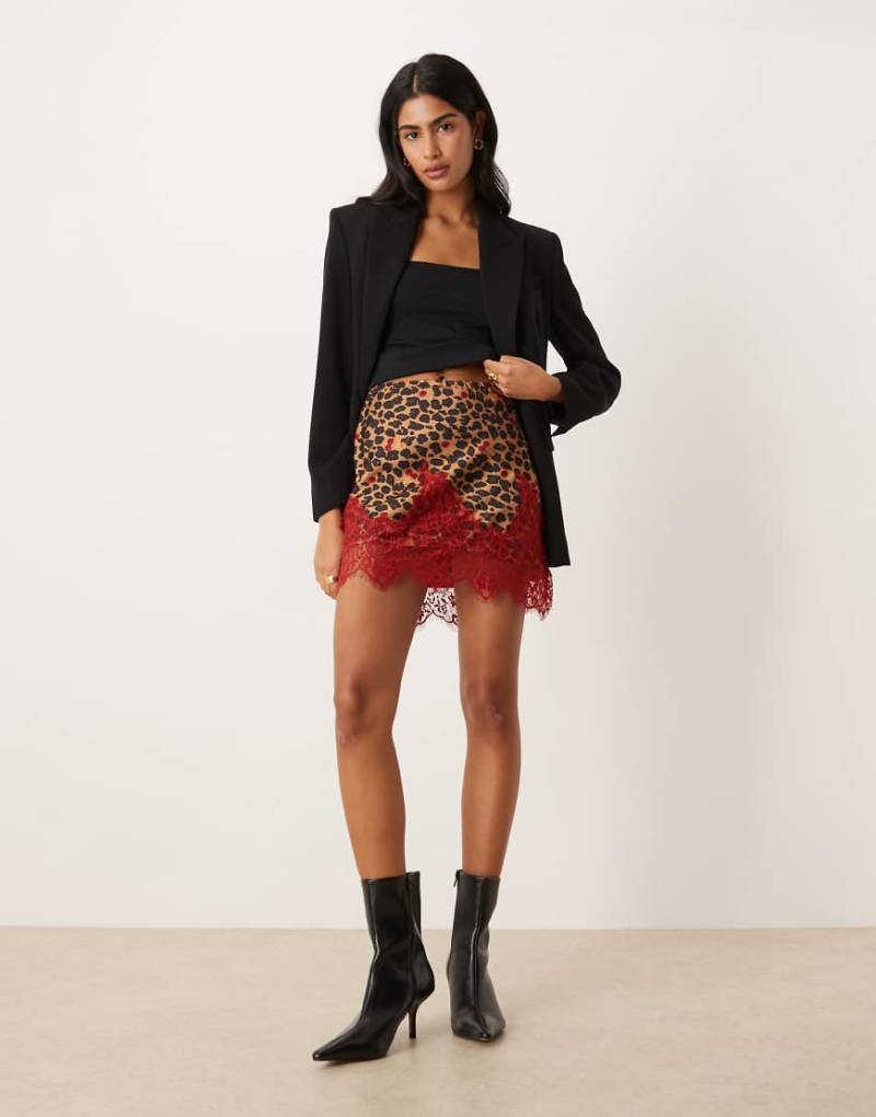 Never Fully Dressed - Maeva - Minirock aus Satin mit Leopardenmuster und Spitzenbesatz in Kirschrot-Bunt von Never Fully Dressed