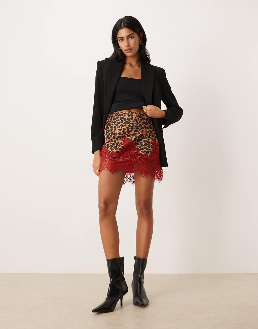 Never Fully Dressed - Maeva - Minirock aus Satin mit Leopardenmuster und Spitzenbesatz in Kirschrot-Bunt von Never Fully Dressed