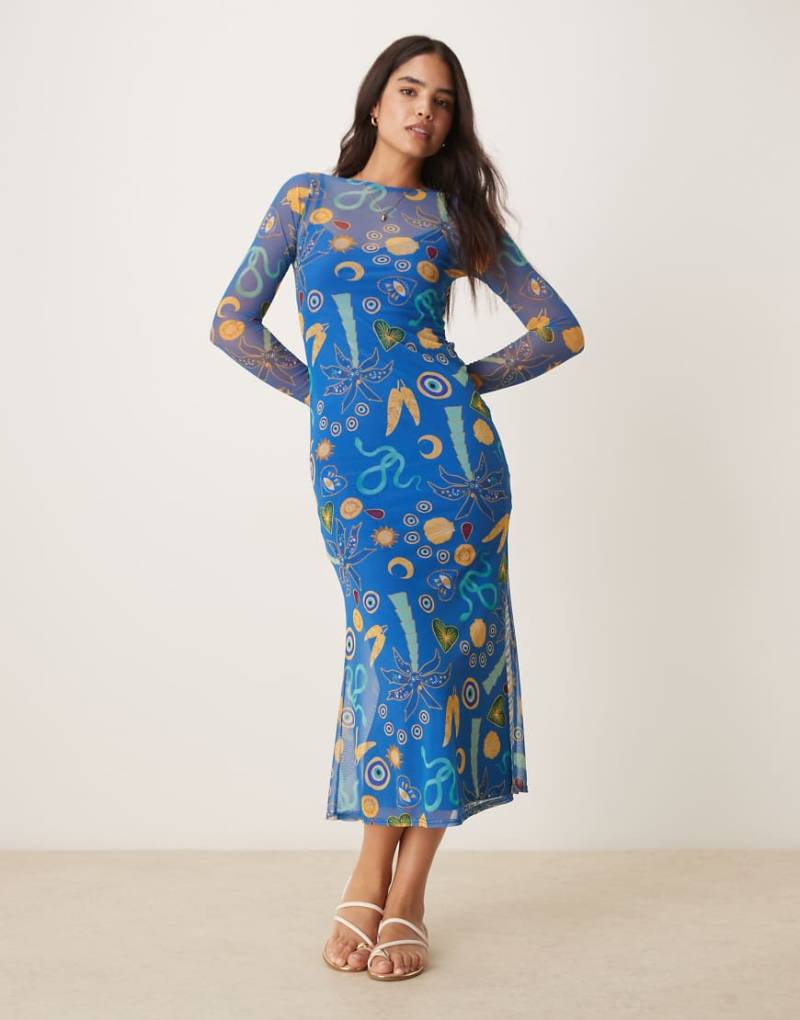 Never Fully Dressed - Maxikleid aus Netzstoff in Blau mit Anhängermuster von Never Fully Dressed