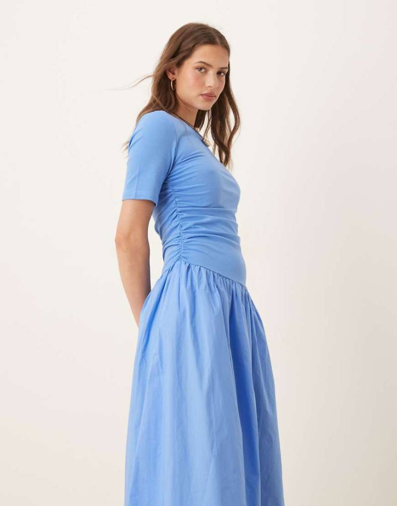 Never Fully Dressed - Maxikleid aus Popeline in Schwarz mit schmalen Trägern und nach hinten abfallendem Saum-Weiß von Never Fully Dressed