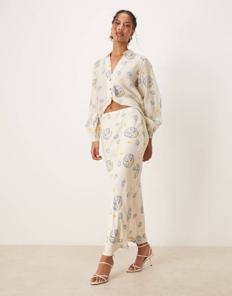 Never Fully Dressed - Maxirock aus Satin mit Austern- und Zitronen-Print, Kombiteil-Weiß von Never Fully Dressed