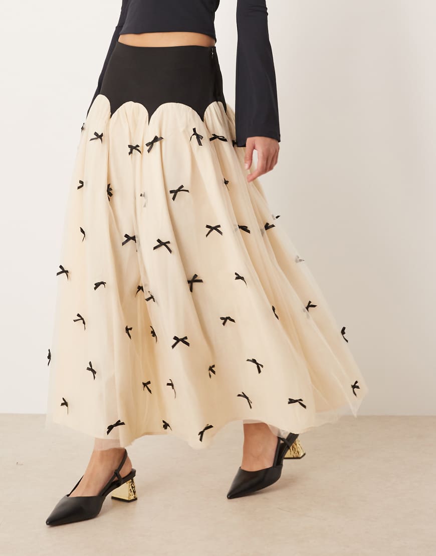 Never Fully Dressed - Maxirock in Schwarz und Creme mit kontrastierenden Schleifen und tief angesetztem Saum Never Fully Dressed - Maxirock in Schwarz und Creme mit kontrastierenden Schleifen und tief angesetztem Saum von Never Fully Dressed