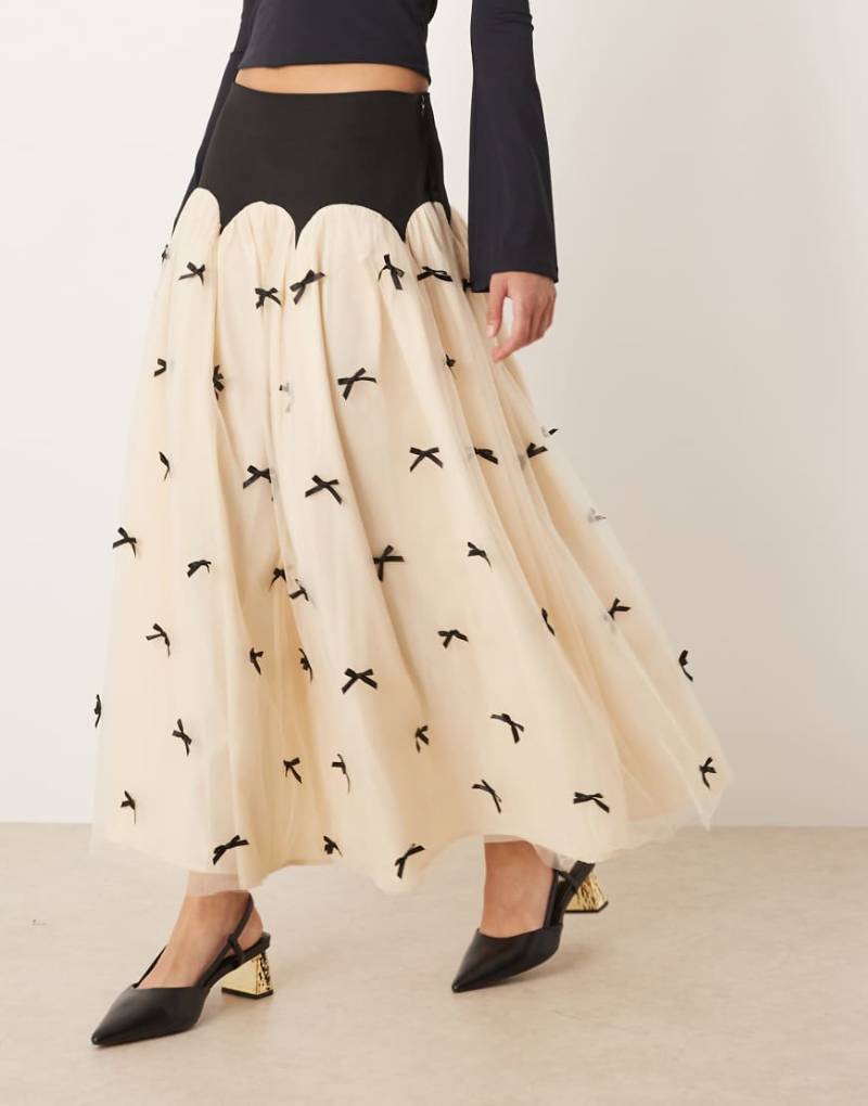 Never Fully Dressed - Maxirock in Schwarz und Creme mit kontrastierenden Schleifen und tief angesetztem Saum von Never Fully Dressed