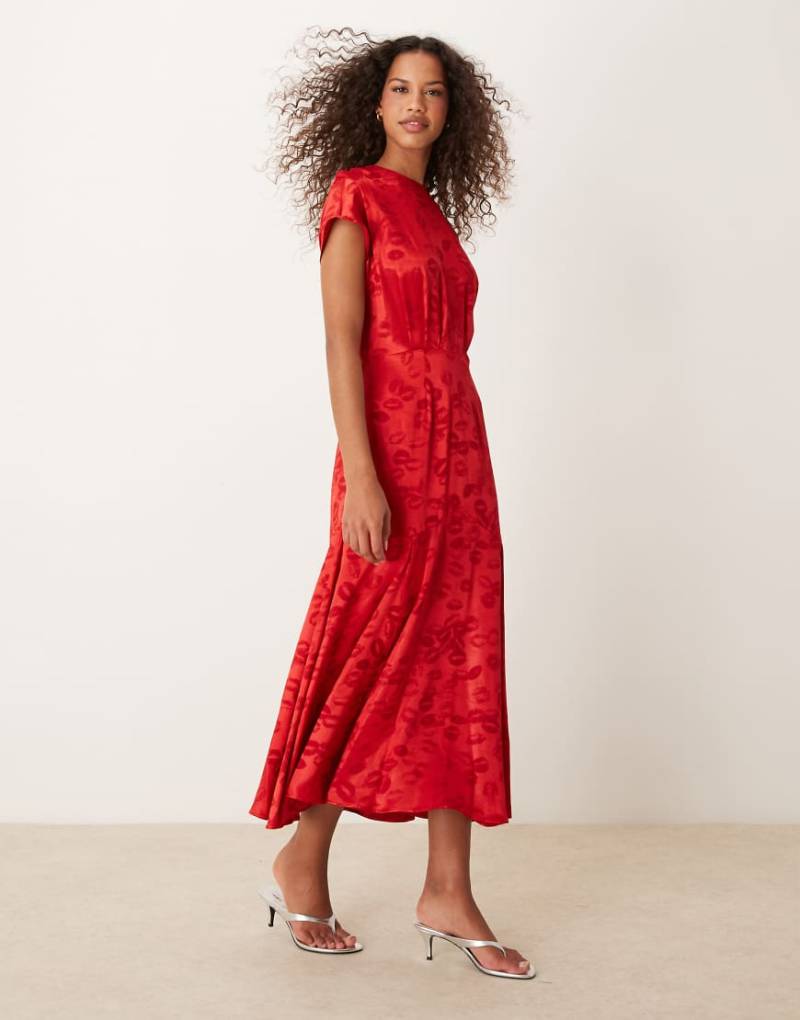 Never Fully Dressed - Midaxi-Kleid aus Satin in Rot mit Prägung von Never Fully Dressed